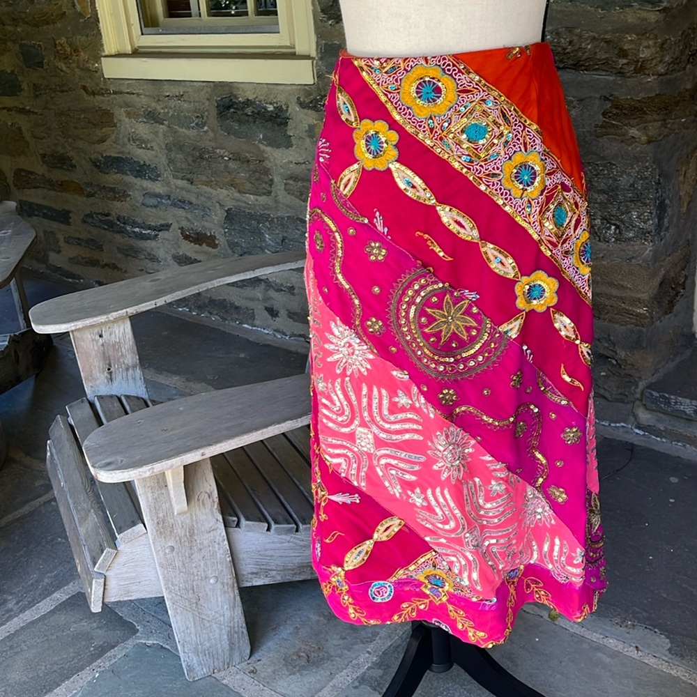 Midi sequined, embroidered silk skirt. Pinks silver gold. M. Hits below knee